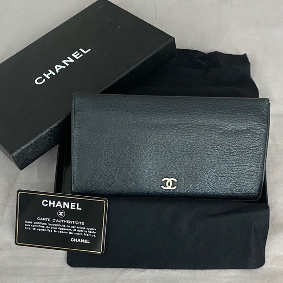 Authenticity CHANEL Black Leather Vintage Wallet - Picture 1 of 15